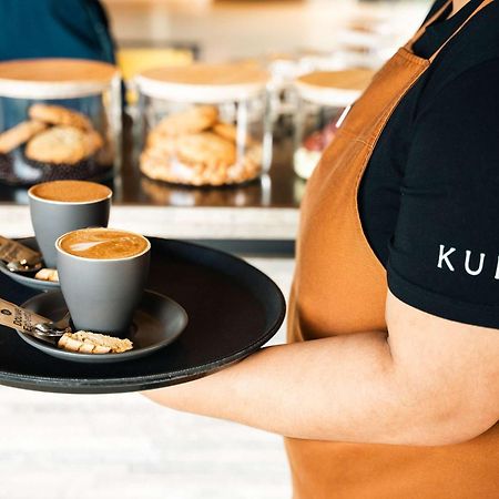 מלון Pullman Auckland Airport מראה חיצוני תמונה A server holding a tray of coffee