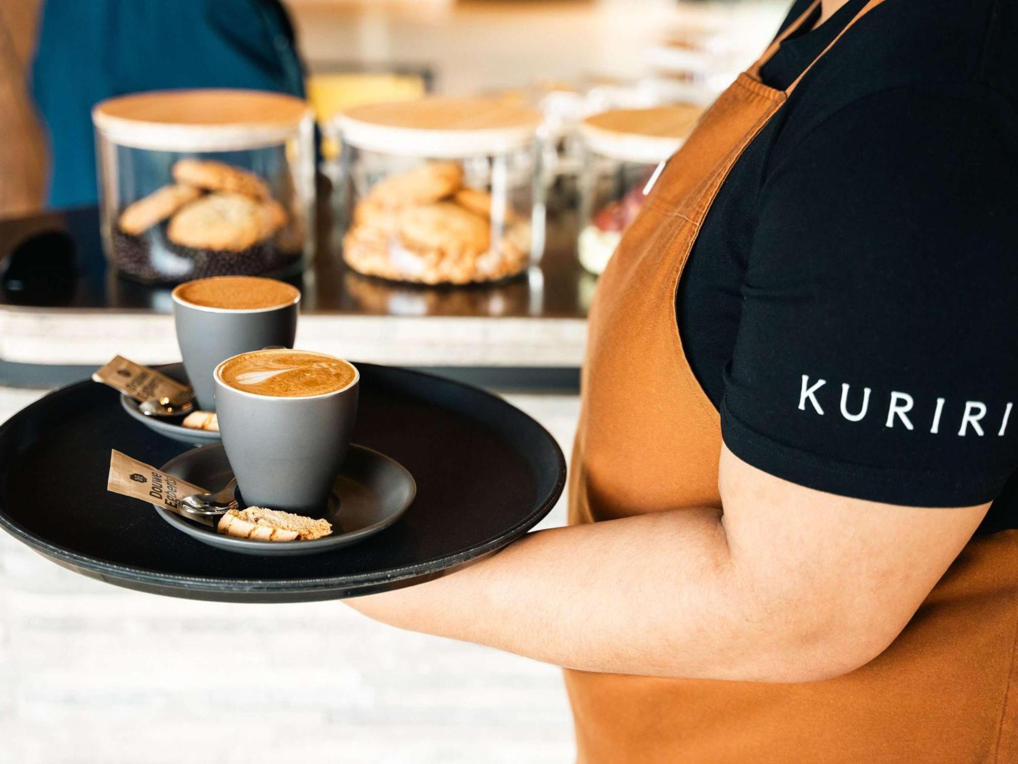 מלון Pullman Auckland Airport מראה חיצוני תמונה A server holding a tray of coffee
